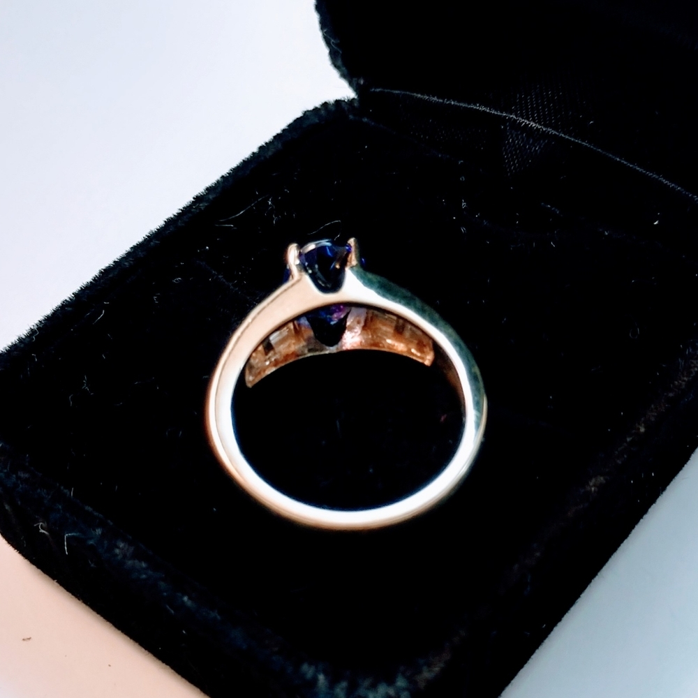 10 KT Yellow Gold Tanzanite & Diamond Ring - Picture 3 of 5